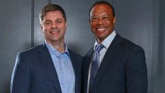 Brian Rolapp, junto a Tiger Woods en la comparecencia en que se anunciaron los cambios.