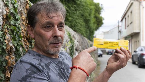 Jos� Luis Camb�n Ramilo xunto coa s�a inxecci�n de emerxencia, que leva sempre con el