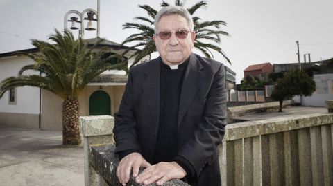 Ricardo Villaverde en una imagen de archivo delante de la parroquia de Casti�eiras