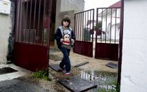 Los chavales deben hacer malabarismos para sortear los charcos en el pabell�n de Faxilde.