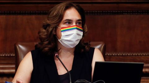 La alcaldesa de Barcelona, Ada Colau, en el pleno extraordinario del Ayuntamiento de Barcelona celebrado hoy