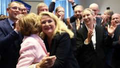 La candidata en Berl�n de Alternativa para Alemania, Kristin Brinker, celebra los sondeos favorables junto a Alice Weidel y Beatrix von Storch, entre otros miembros del partido