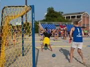 El colegiado, haciendo una de sus volteretas para se�alar un gol. 