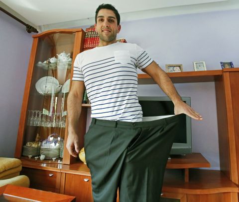 Las dos im�genes que ilustran esta p�gina hablan por s� solas. En la foto superior, Jhonattan posa en su casa de Bueu dentro de uno de los pantalones de la �poca en la que pesaba 180 kilos. Son los que se ve�a obligado a usar hace apenas a�o y medio -momento al que corresponde la fotograf�a de la izquierda-. Su lucha diaria contra la obesidad la transmite a trav�s de una cuenta de Instagram (jhoni_newhealthylifestyle). Logrado el objetivo de la rebaja de peso, ahora dedica sus esfuerzos al fitness. 