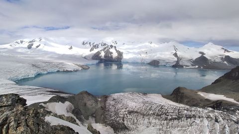 El invierno seco y el verano clido favorecen que afloren las grietas en Baha Falsa, como podemos ver en esta fotografa