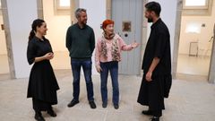 Rub�n Arroxo y Maite Ferreiro, en el centro, presentaron el ciclo este martes con miembros del grupo Glovo