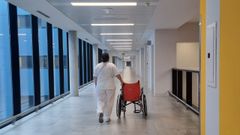 Personal sanitario en los pasillos del Hospital �lvaro Cunqueiro