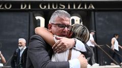 La madre de una de las v�ctimas abraza al abogado Raffaele Caruso, que representa a las familias de los fallecidos