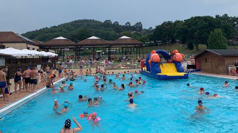 Una de las piscinas del Camping Deva Gijn