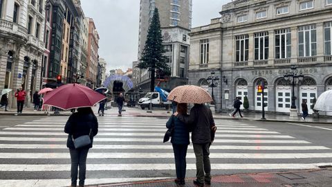 Instalacin de un gran rbol de Navidad entre el teatro Campoamor y la Jirafa.