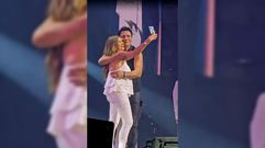 Imagen extrada de un vdeo en el que se ve a la monfortina Isabel Lpez con Chayanne sobre el escenario del Coliseum de A Corua