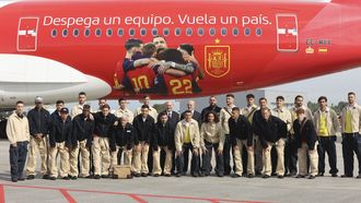 La selecci�n espa�ola antes de emprender su vuelo desde el Aeropuerto Rosal�a de Castro, en Santiago de Compostela.