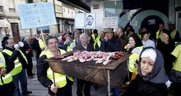 <span lang= es-es >Chorizada en Carballo</span>. Cuarenta chorizos y cuatro kilos de panceta asados ayudaron a los afectados por las preferentes que se concentran cada jueves en Carballo a combatir las bajas temperaturas de la ma�ana de ayer.