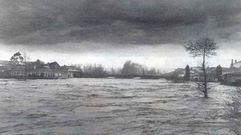Imagen de la riada histrica del ao 1909, el Cabe desbordado en el puente viejo