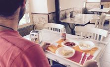 El bar est� ubicado en Vilaxoane (Foz), cerca del instituto. 