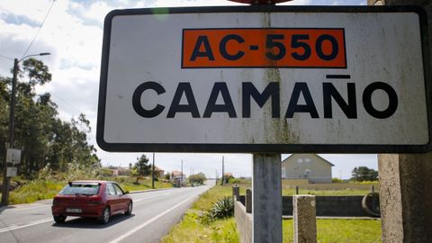 Se&ntilde;al que da la bienvenida al n&uacute;cleo de Caama&ntilde;o, en O Porto do Son, en una imagen de archivo. 