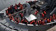 Bautismo de mar de escolares en la Semana de las Fuerzas Armadas, en foto de archivo