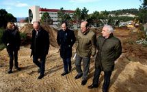 Gonzalo Dur�n, Tom�s Fole, Rafael Louz�n y Fern�ndez-Arruty, con las excavadoras detr�s.