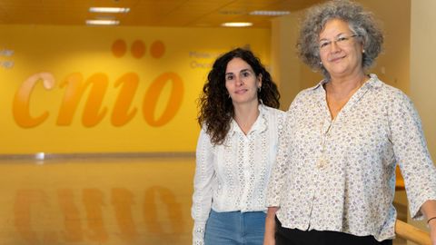 N�ria Malats, en primer plano, y Evangelina L�pez de Maturana, las investigaadoras del CNIO que han liderado el estudio