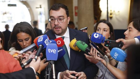 El presidente del Principado, Adri�n Barb�n, atiende a los medios de comunicaci�n con motivo de la entrega de los Premios Princesa de Asturias 2025, este viernes en Oviedo.