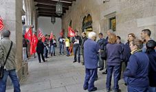 <span lang= es-es >M�s movilizaciones laborales</span>. Empleados de Correos protestaron ante las oficinas de la r�a do Franco contra los recortes y el desmantelamiento del servicio p�blico; los empleados del Hostal se concentraron en la praza do Obradoiro: y la llegada de los obreros de Alcoa dificult� el tr�fico en la zona norte (informaci�n, en p�gina 36).