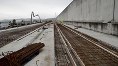 Trabajos de instalaci�n de las v�as del tren en el puerto exterior de A Coru�a