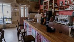 Arancha y Alfonso, en el bar que acaban de abrir en Vilario das Poldras