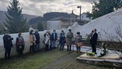 Ofrenda floral en la tumba de Leiras Pulpeiro