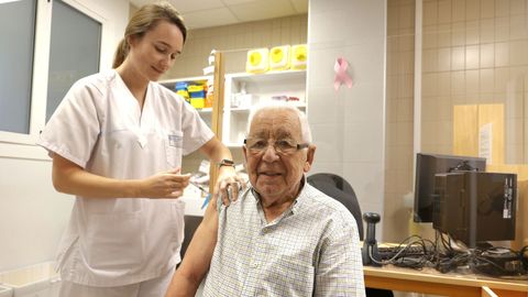 Jesús Cortegoso, de 83 años, se vacunó este lunes en el centro de salud Virxe Peregrina de Pontevedra