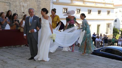 Ana Cristina Portillo llega a la Catedral de Jerez de la Frontera acompaada por su padre, Fernando Portillo, y sus hermanas, Alejandra, Eugenia y Claudia Osborne 