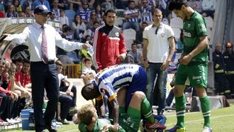 El deportivista Sissoko forcejea con un contrario en presencia de Fernando V&aacute;zquez y Gaizka Garitano en el D&eacute;por-Eibar disputado en Segunda Divisi&oacute;n en el 2014