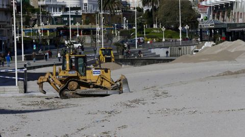 Retirada de las dunas de protecci�n en Riazor 