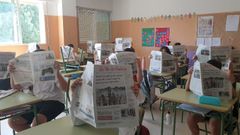 Alumnos de ESO del IES O Carril, de Vilagarca, leyendo La Voz de Galicia.