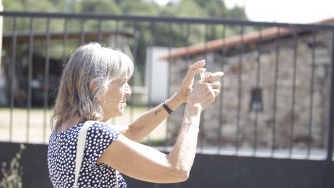 Pilar documenta las casas del lugar con la cmara de su telfono. 