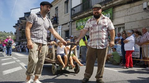 Nueve carrozas participaron en el desfile de la Festa da Vendima de Leiro