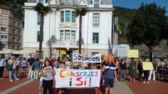 Padres, madres y alumnos de dos colegios pblicos de Valds, en Trevas y Luarca, se manifiestan a las puertas del Ayuntamiento contra la decisin de cesar a los conserjes de ambas escuelas.