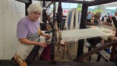 Se�ora trabajando en uno de los puestos artesanales