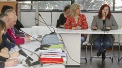 Mar Pi�eiro (derecha) y Ana Basoa (a su lado), en el pleno del 7 de febrero de 2020, cuando sali� adelante la moci�n de censura contra el PP
