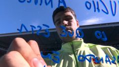 Carlos Alcaraz, escribiendo en la lente de una c�mara su mensaje de apoyo a las v�ctimas del accidente de Adamuz.