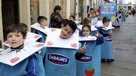 Los nios del Jaime Balmes disfrazados de contedores de reciclaje. VOZ NATURA