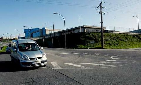 La rotonda de la ITV de Sab�n apenas se ve, por lo que algunos conductores se la saltan.