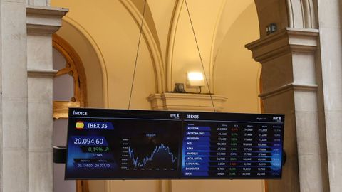 Pantalla con informaci�n de la evoluci�n del Ibex, en el Palacio de la Bolsa de Madrid