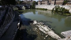 Una vista del bajo nivel del agua del r�o T�ber a su paso por Roma