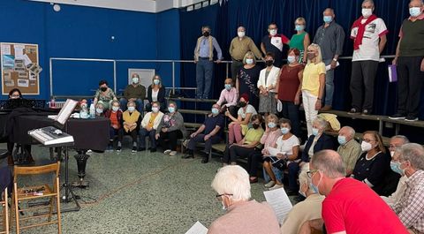 El coro Sonidos de la Memoria, con usuarios, cuidadores y colaboradores de la asociacin Afaga Alzhimer, reinici los ensayos en las instalaciones del Real Club Nutico.