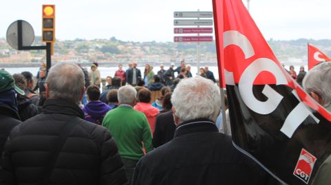 Paseantes observan la llegada de la manifestaci�n desde el Muro