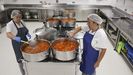D�as das coci�eiras preparan o marmitaco do men� do d�a, que completan unha ensalada e pera, de sobremesa
