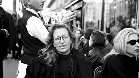 Propone un recorrido por toda la trayectoria de Leibovitz, desde sus inicios en la revista Rolling Stone hasta sus icónicas fotografías de moda. Annie, en una imagen de archivo