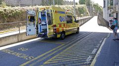 Una ambulancia, en la entrada del servicio de Urgencias del Hospital Montecelo de Pontevedra