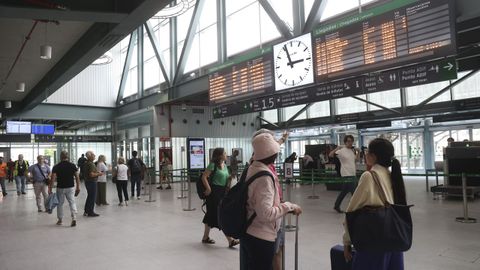 Usuarios en la nueva terminal de viajeros de la estación intermodal de Santiago