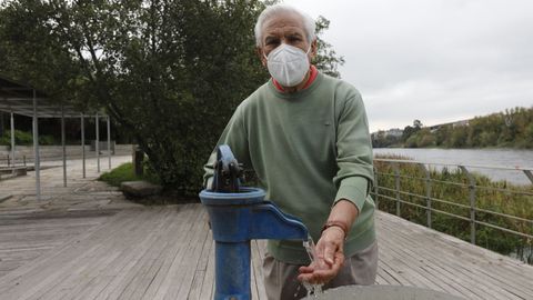 La fuente de O Tinteiro es lugar de referencia para los ourensanos que acuden al manantial minero medicinal